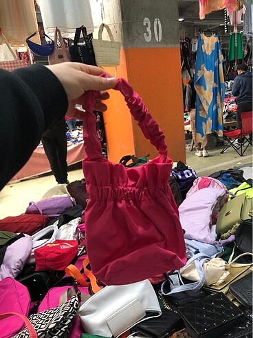 Pembe çanta