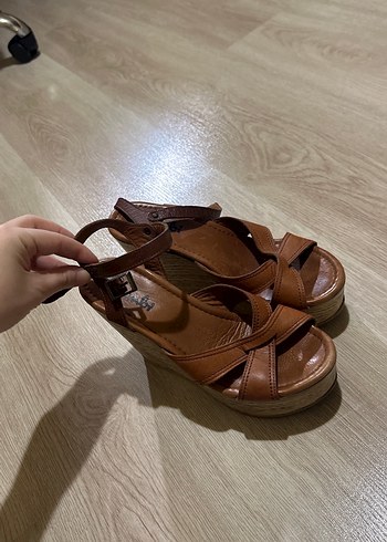 Kahverengi Deri Kadın Dolgu Topuk Sandalet