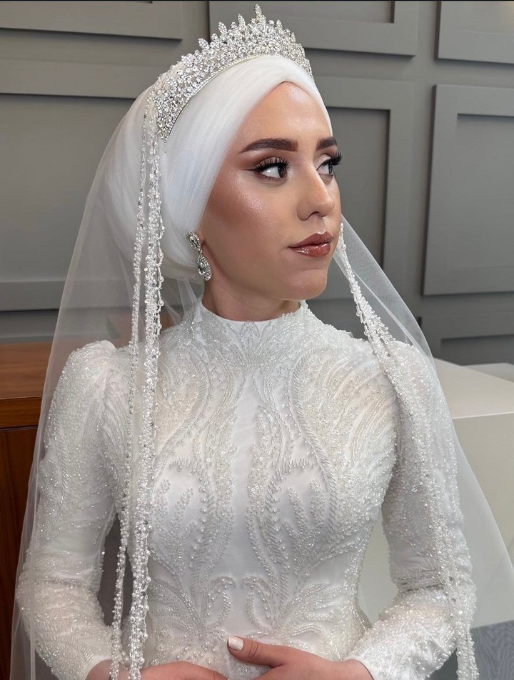 Yüksek Yakalı Beyaz Uzun Kollu Gelinlik - Görsel 2