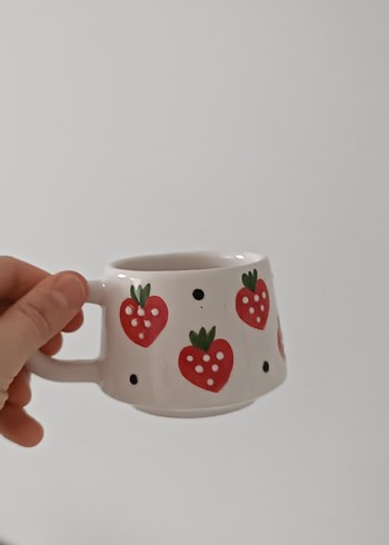 Beyaz Çilek Desenli Seramik Kupa - Görsel 4