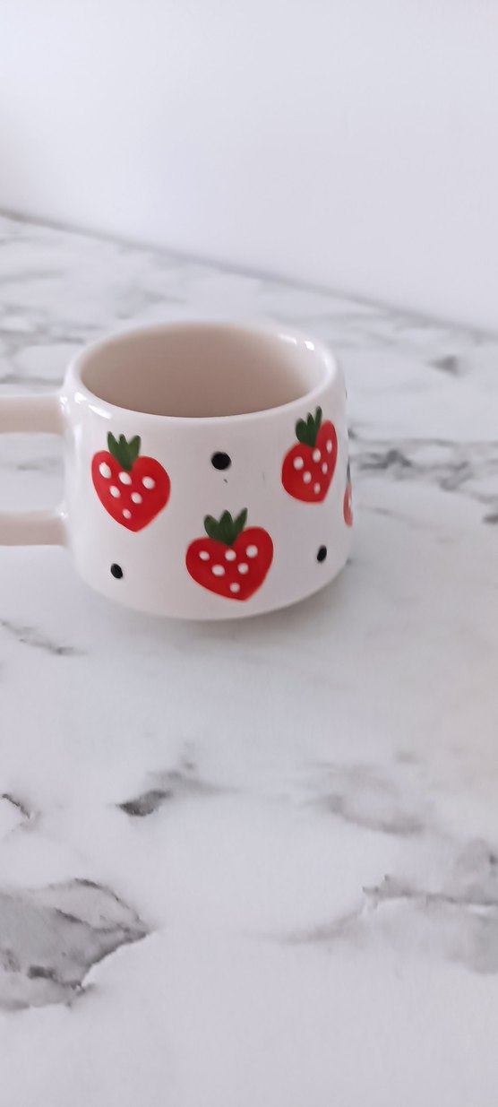 Beyaz Çilek Desenli Seramik Kupa - Görsel 3