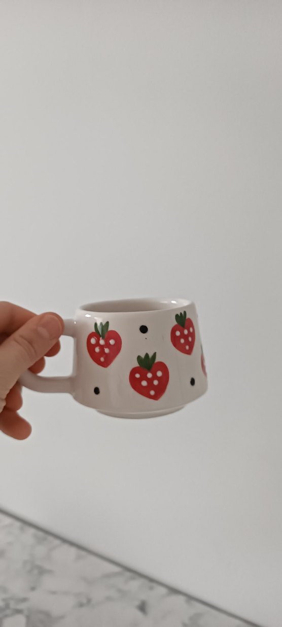 Beyaz Çilek Desenli Seramik Kupa - Görsel 4