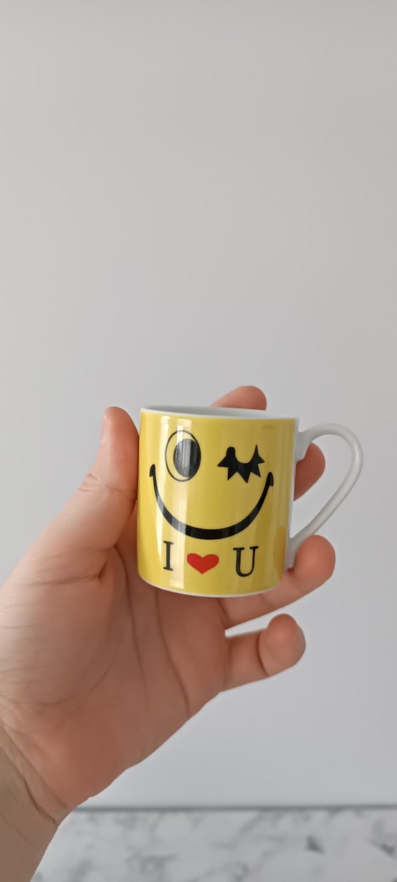 Sarı Renkli Göz Kırpan Yüz Desenli Kupa - Görsel 2