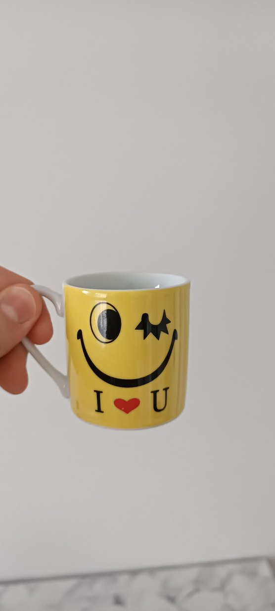 Sarı Renkli Göz Kırpan Yüz Desenli Kupa - Görsel 3