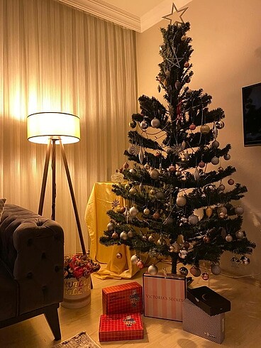 Çam Ağacı Ve Süsleri