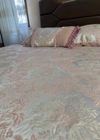 Nakışlı Beyaz Yatak Örtüsü - Görsel 3