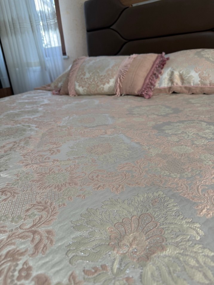 Nakışlı Beyaz Yatak Örtüsü - Görsel 3