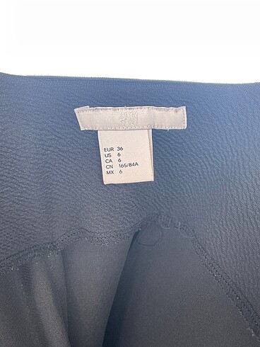36 Beden siyah Renk H&M Kısa Elbise %70 İndirimli.