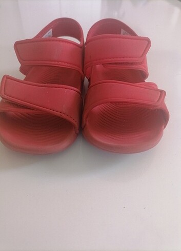 25 Beden kırmızı Renk Adidas sandalet 