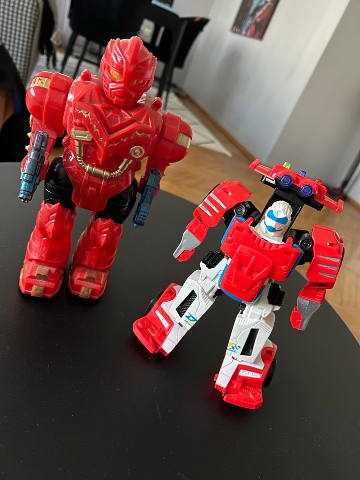 Kırmızı Renkli Robot Figür ve Araba (tobota dönüşen) - Görsel 2