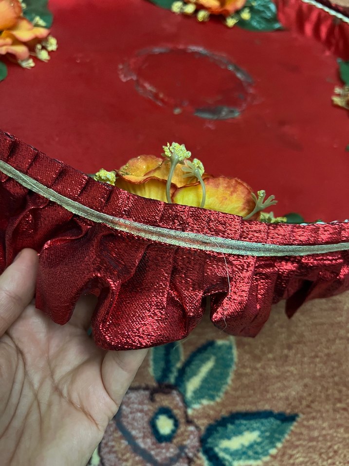 Gül Desenli Kırmızı Saten Yuvarlak Kına Tepsisi - Görsel 2