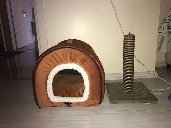 Kedi evi ve tırmalama çubuğu