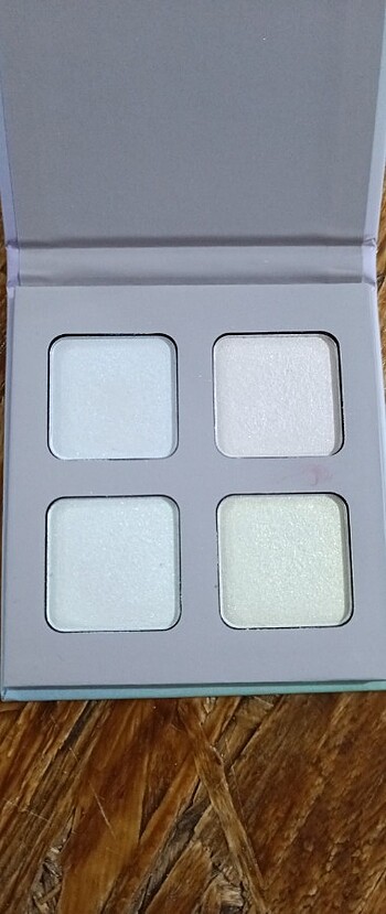 hm holographic eyeshadow palette