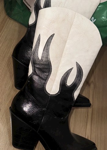 Bershka Beyaz Baskılı Deri Dizüstü Botlar