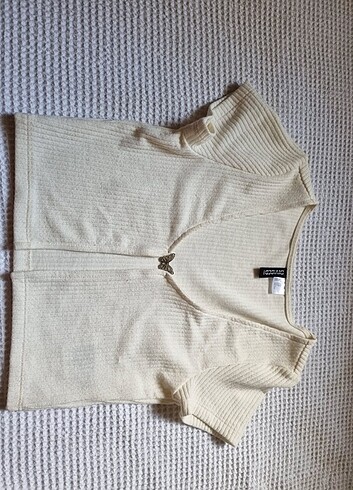 H&M KELEBEK TOKALI KISA HIRKA CROP ÜST