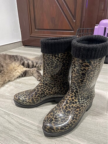 Leopar desenli yağmur çizmesi