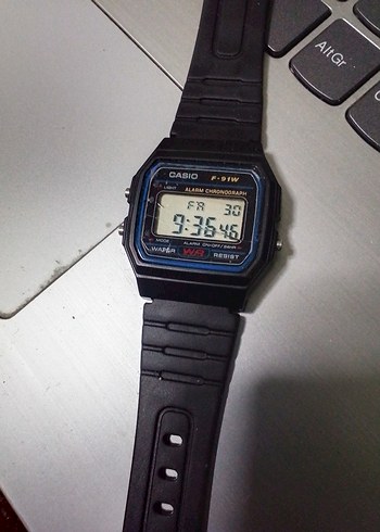 Camı çatlak Casio F-91W Dijital Saat - Görsel 3