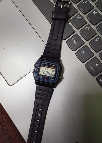Camı çatlak Casio F-91W Dijital Saat - Görsel 4