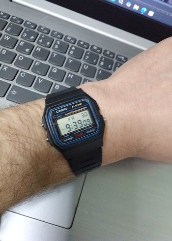 Camı çatlak Casio F-91W Dijital Saat - Görsel 2