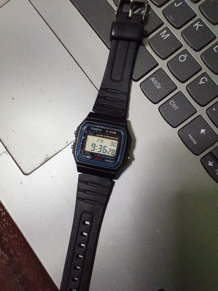 Camı çatlak Casio F-91W Dijital Saat - Görsel 4