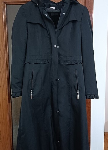 Siyah üst kısmı kürklü mont