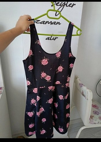 Çiçek Desenli Kolsuz Elbise
