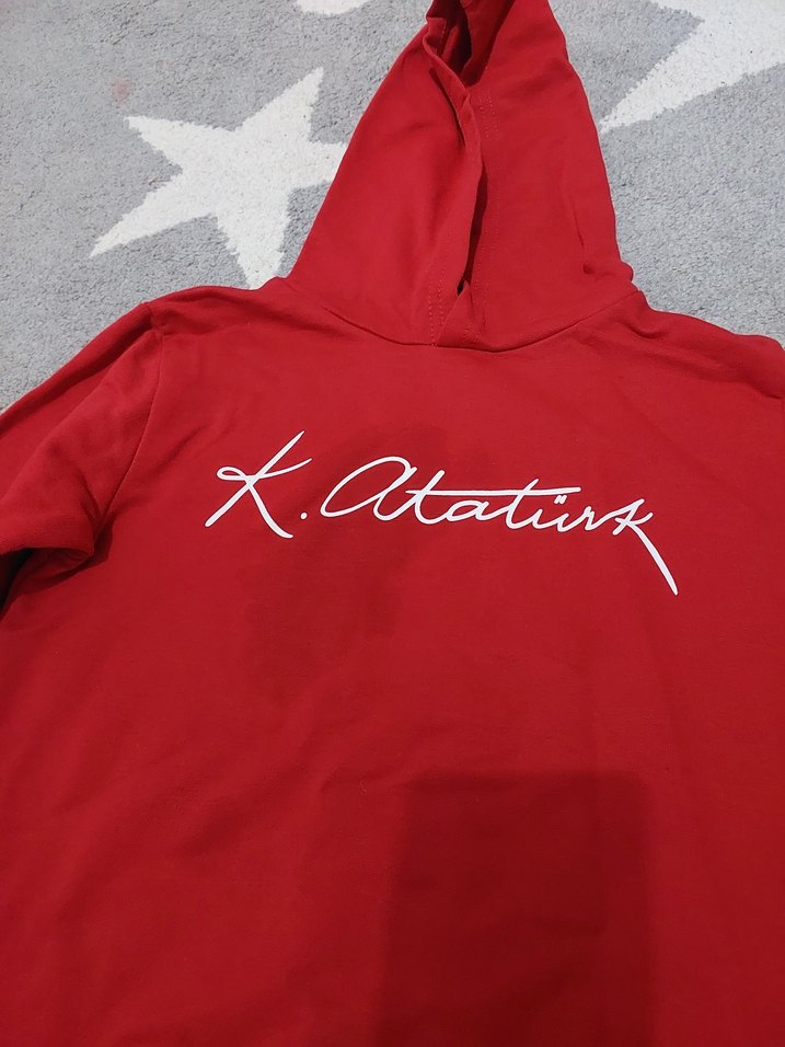 K. Atatürk Baskılı Kırmızı Kapüşonlu Sweatshirt - Görsel 3