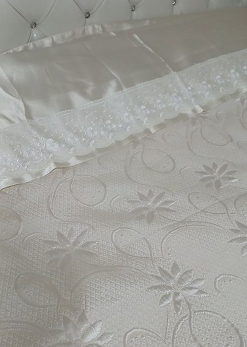 İşlemeli Beyaz Parlak Yatak Örtüsü - Görsel 6