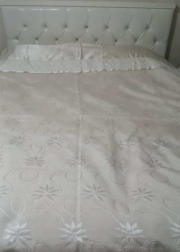 İşlemeli Beyaz Parlak Yatak Örtüsü - Görsel 7