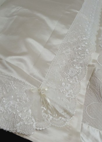 İşlemeli Beyaz Parlak Yatak Örtüsü - Görsel 5