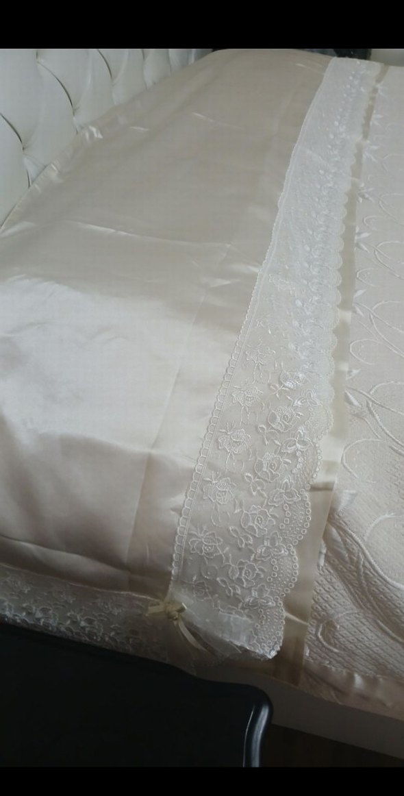 İşlemeli Beyaz Parlak Yatak Örtüsü - Görsel 3