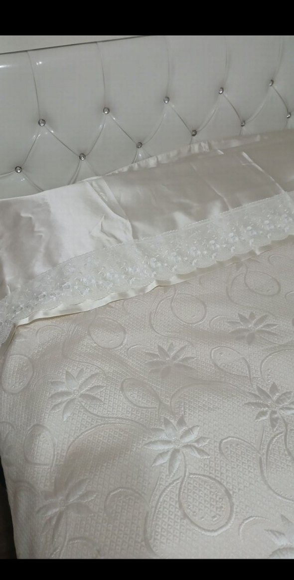 İşlemeli Beyaz Parlak Yatak Örtüsü - Görsel 4