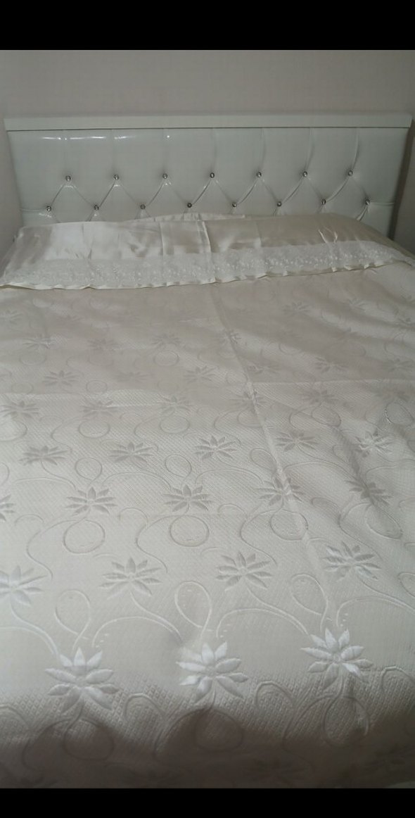 İşlemeli Beyaz Parlak Yatak Örtüsü - Görsel 2