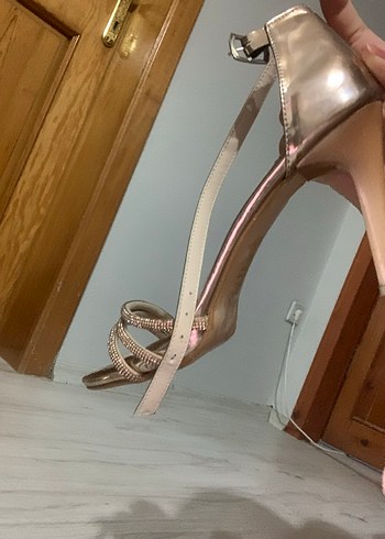 Altın Renkli, Tokalı İnce Topuklu Kadın Abiye Ayakkabı - Görsel 3