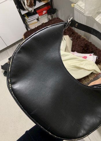 Zara Siyah Deri Kemerli Kadın Çanta - Görsel 4