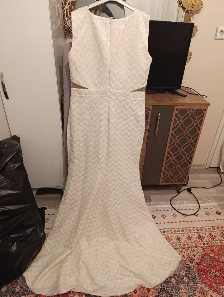 Uzun Beyaz Kolsuz V Yaka Elbise - Görsel 2