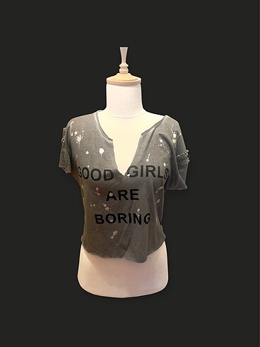 Omuzları çengelli Grunge tişört