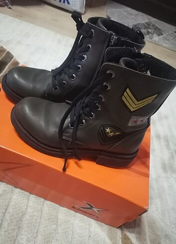 LC Waikiki 31 numara kız çocuk asker botu