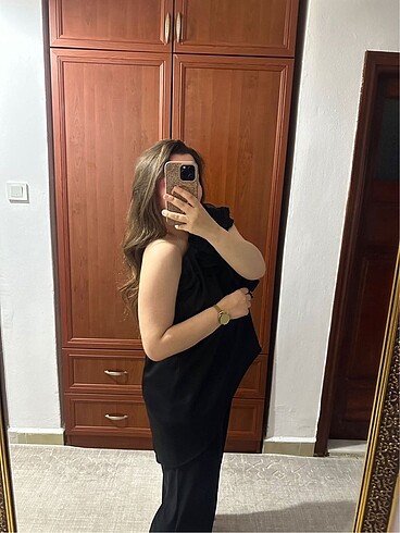 TEK KOL GÜL DETAYLI BLUZ