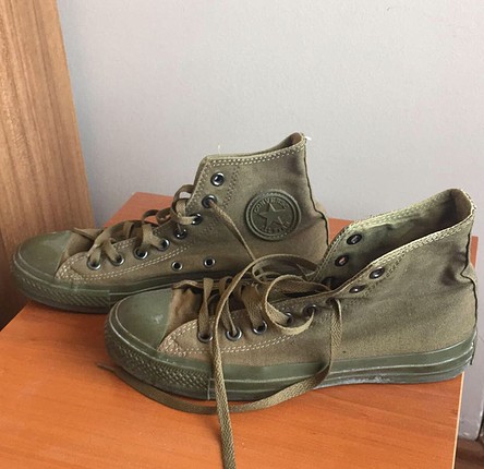 Haki bilekli converse