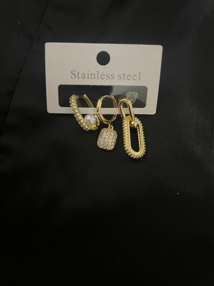 Zincir Detaylı Altın Renk Mini Küpeler - Görsel 2