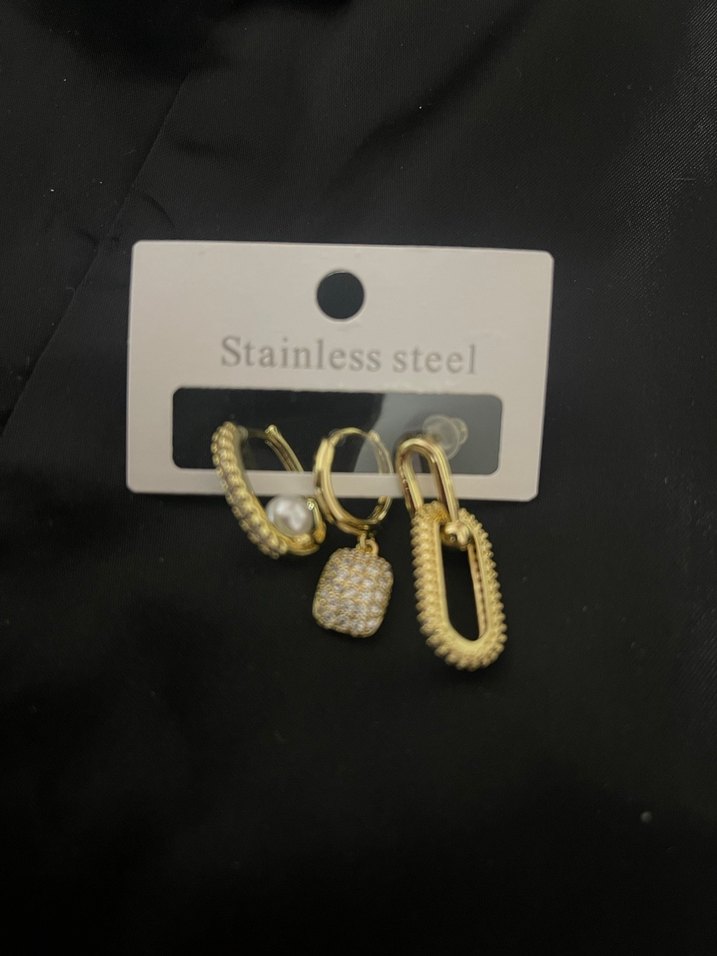 Zincir Detaylı Altın Renk Mini Küpeler - Görsel 3