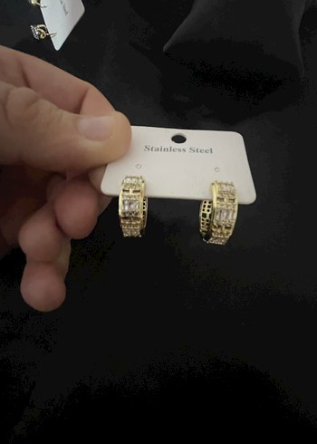 Kısa Parlak Altın Renk Tokalı Küpe - Görsel 2