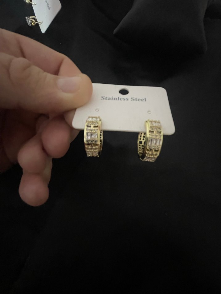 Kısa Parlak Altın Renk Tokalı Küpe - Görsel 2