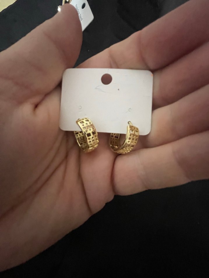 Kısa Parlak Altın Renk Tokalı Küpe - Görsel 3