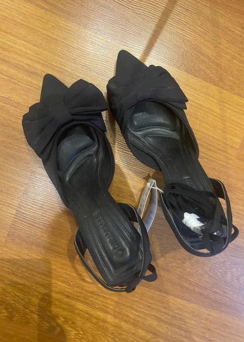 37 Beden Siyah Fiyonk Detaylı Topuklu Kadın Ayakkabı