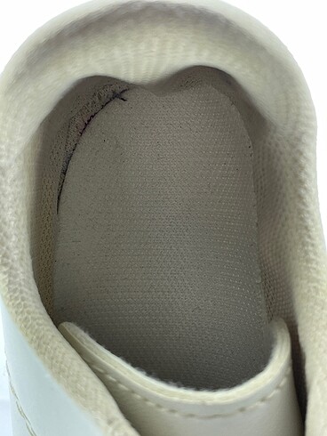 37 Beden beyaz Renk PreLoved Spor Ayakkabı %70 İndirimli.