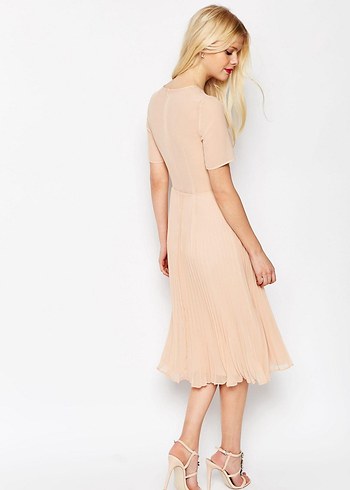 Asos BEJ / PUDRA RENGİ PLİSELİ ETEKLİ ŞİFON, DANTEL DETAYLI ELBİSE