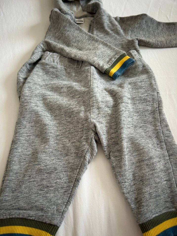 Gri Kapüşonlu Fermuarlı Bebek Takımı - Görsel 3