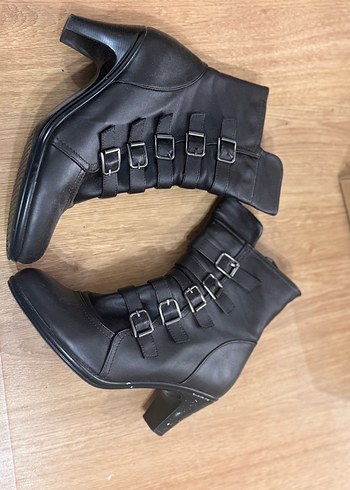Kemer Detaylı Kahverengi Deri Gotik Topuklu Bot